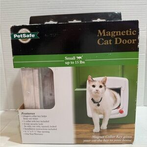 PetSafe Magnetic Cat Door Small 1–15 lb w/ Collar Key